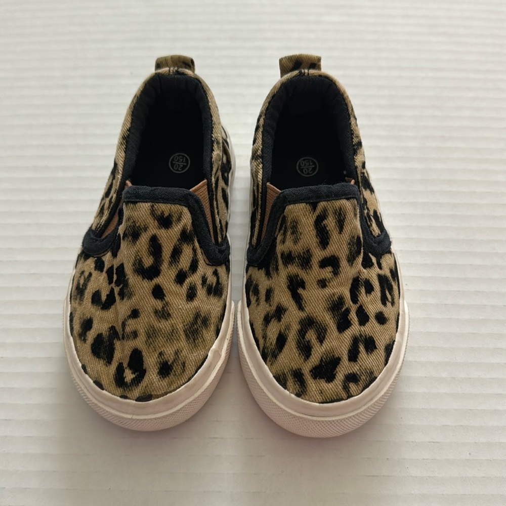 Toddler shoes size 20 which is like a size 6